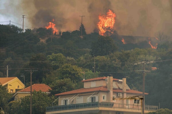 Φωτιές τώρα σε Αχαΐα, Κεφαλονιά, Πρέβεζα και Χίο: Αναζωπυρώσεις, εκκενώσεις και νέα μηνύματα 112