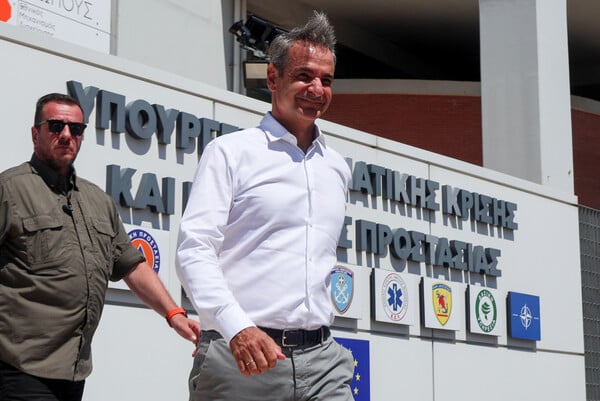 Φωτιές τώρα σε Αχαΐα, Κεφαλονιά, Πρέβεζα και Χίο: Αναζωπυρώσεις, εκκενώσεις και νέα μηνύματα 112