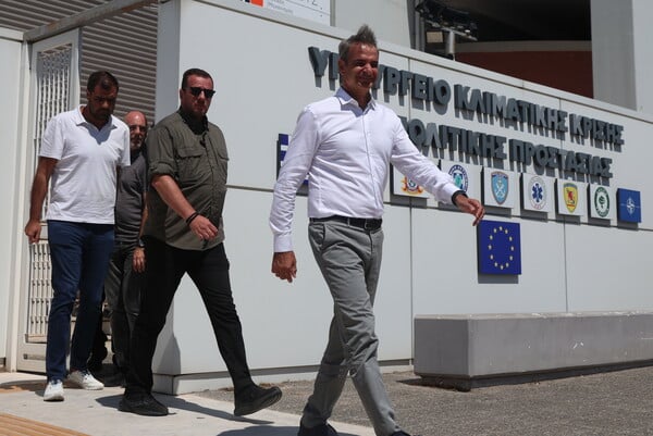 Φωτιές τώρα σε Αχαΐα, Κεφαλονιά, Πρέβεζα και Χίο: Αναζωπυρώσεις, εκκενώσεις και νέα μηνύματα 112