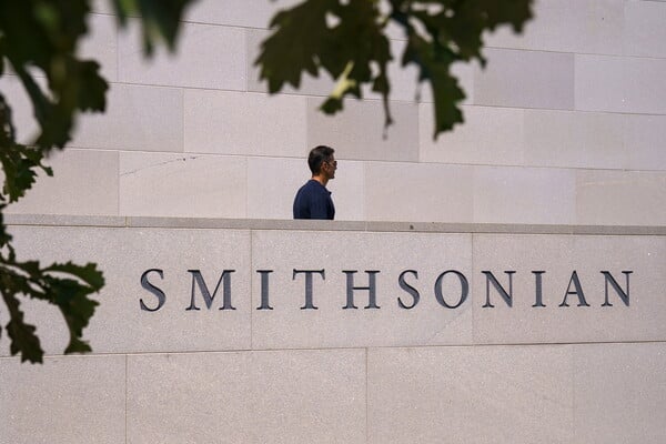 Η κυβέρνηση Τραμπ ζητά από το Smithsonian «ευθυγράμμιση» των μουσείων με το όραμα του προέδρου