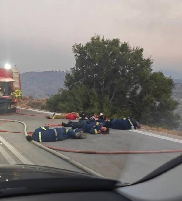 Φωτογραφία από τη φωτιά στη Χίο: Εξαντλημένοι πυροσβέστες ξαπλώνουν στην άσφαλτο για να ξεκουραστούν