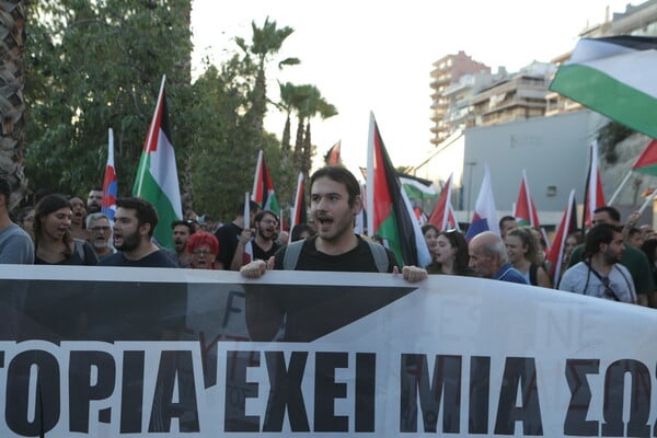 Η άφιξη του Crown Iris στο λιμάνι του Πειραιά - Εικόνες από τις συγκεντρώσεις