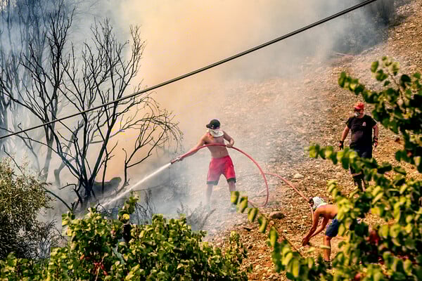 Φωτιές: Ποιες περιοχές δεν έχουν ρεύμα εξαιτίας των πυρκαγιών