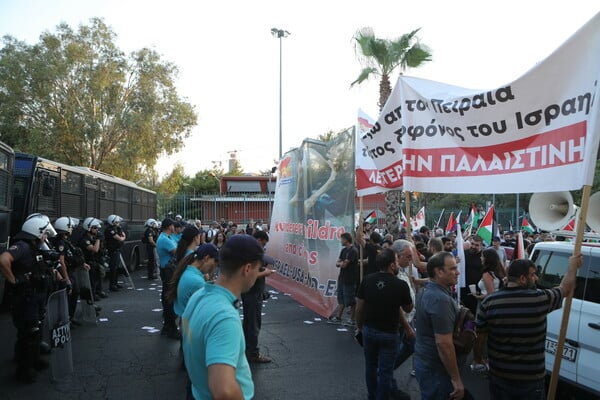 Συγκέντρωση διαμαρτυρίας για την άφιξη κρουαζιερόπλοιου με Ισραηλινούς στο λιμάνι Πειραιά