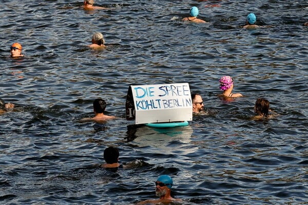 Βερολίνο: Ακτιβιστές ζητούν άρση της απαγόρευσης κολύμβησης στον ποταμό Σπρέε