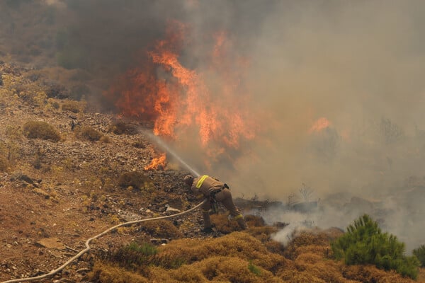 Φωτιά: Χωρίς ενεργό μέτωπο η Χίος - Σε ύφεση η πυρκαγιά στην Αχαΐα