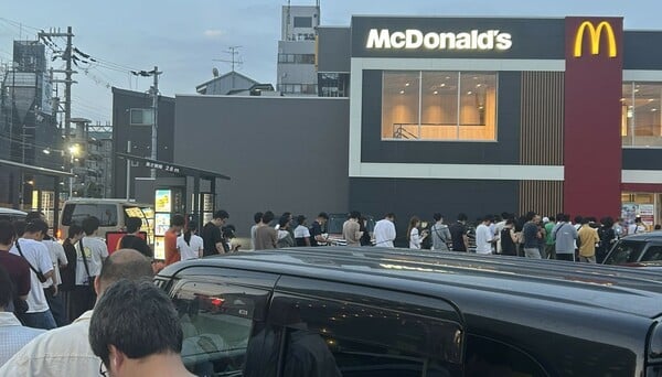 Τα McDonald's μοίραζαν κάρτες Pokemon με Happy Meals κι αυτό οδήγησε σε τεράστιο food waste