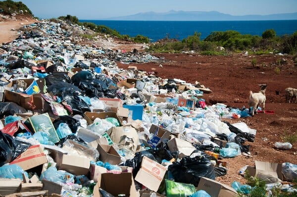 Συνθήκη για τα πλαστικά: Φόβοι για «ξεπούλημα» και αδύναμη συμφωνία