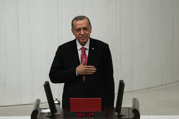 Σκάνδαλο με πλαστά έγγραφα στην Τουρκία κλονίζει την εμπιστοσύνη – Διπλώματα, επίθεση στην αντιπολίτευση και κοινωνική αναταραχή