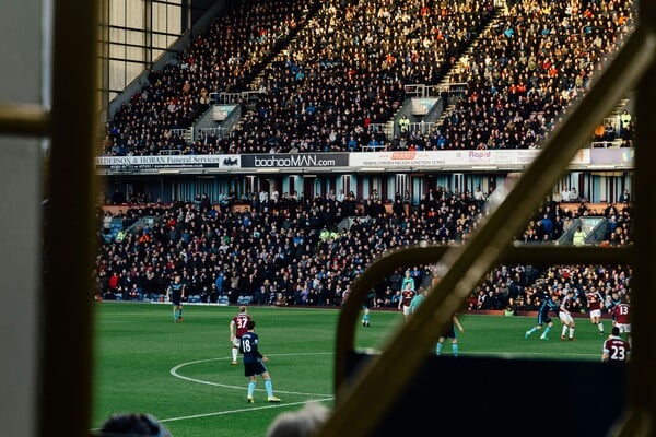Premier League & Στοιχήματα: Γιατί 11 από τις 20 φανέλες έχουν χορηγούς τυχερών παιχνιδιών