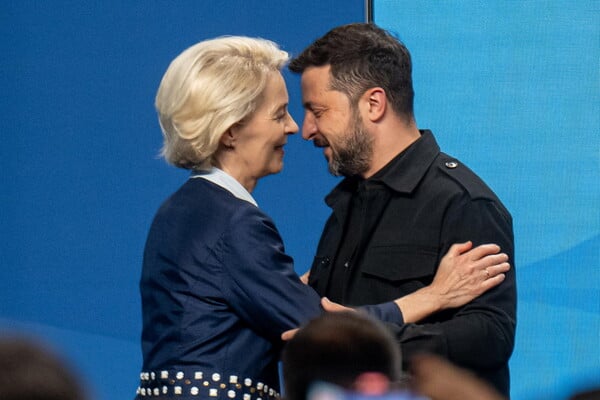 Η Ούρσουλα φον ντερ Λάιεν στον Λευκό Οίκο με τον Ζελένσκι