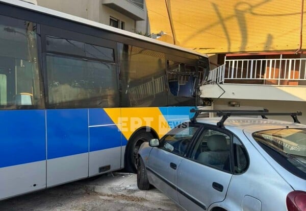 Τροχαίο στου Παπάγου: Λεωφορείο έπεσε σε σπίτι