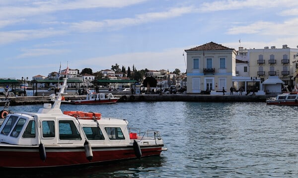 Σπέτσες: Με κάταγμα στη γνάθο και πρόβλημα ακοής ο 18χρονος μετά τον ξυλοδαρμό του