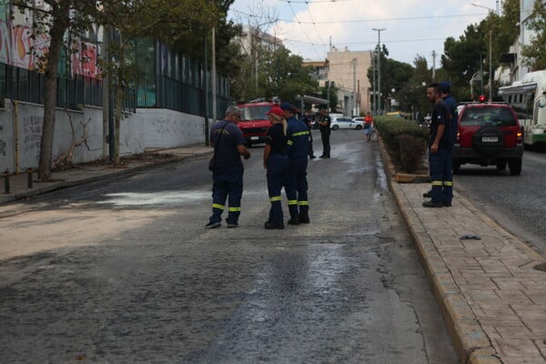 Νέα Χαλκηδόνα: Τροχαίο ατύχημα με ανατροπή πυροσβεστικού οχήματος