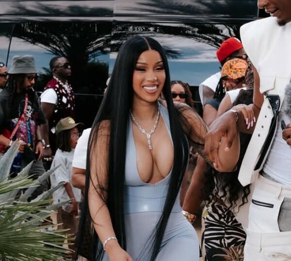 Cardi B: Τα γυρίσματα του νέου video clip στη Μύκονο μαζί με μοντέλο του GNTM