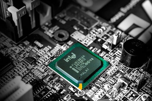Η Intel εξασφαλίζει «σωσίβιο» 2 δισ. δολαρίων από τη SoftBank – Σκέψεις για συμμετοχή και από την κυβέρνηση Τραμπ