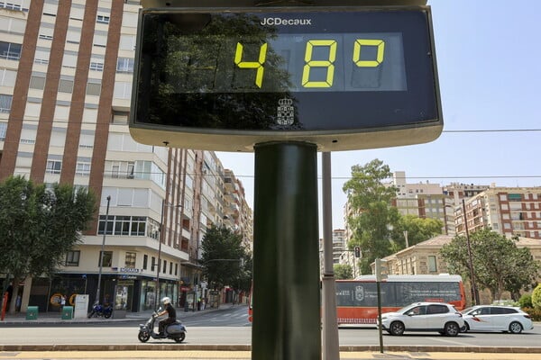 Μαίνονται οι πυρκαγιές σε Ισπανία και Πορτογαλία εν μέσω αποπνικτικού καύσωνα