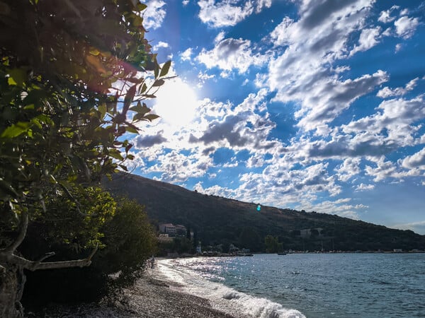 Ο καιρός σήμερα: Άνοδος θερμοκρασίας, μεμονωμένες καταιγίδες στα βόρεια και ανατολικά