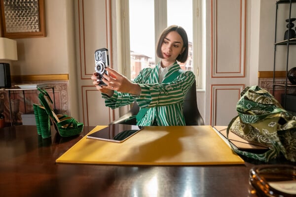 «Emily in Paris»: Πού ταξιδεύει τώρα η σειρά - 18 Δεκεμβρίου η πρεμιέρα της 5ης σεζόν 
