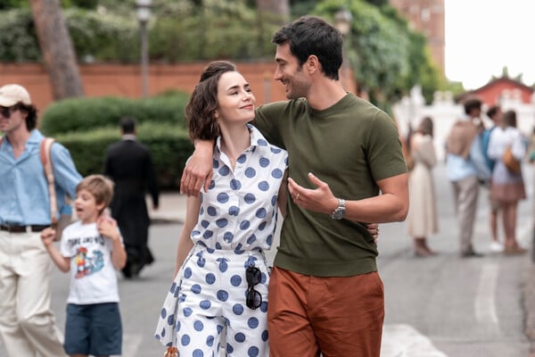 «Emily in Paris»: Πού ταξιδεύει τώρα η σειρά - 18 Δεκεμβρίου η πρεμιέρα της 5ης σεζόν 