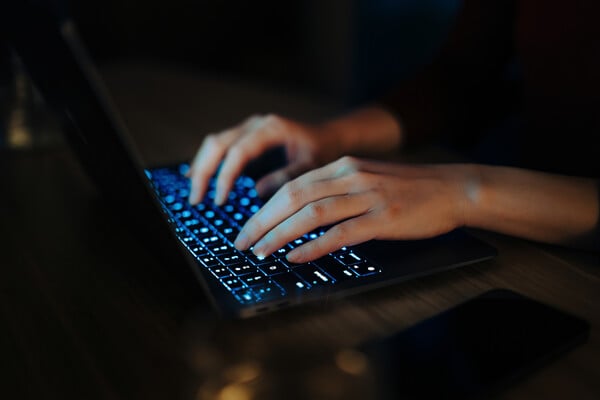 Σάλος στην Ιταλία: Ομάδα στο Facebook με 32.000 μέλη αντάλλασσε κρυφά προσωπικές φωτογραφίες γυναικών