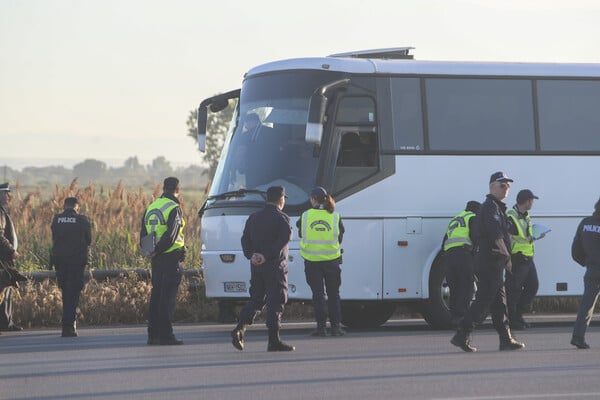 Εγνατία: Έριξαν πέτρες σε τουριστικό λεωφορείο - Τρεις τραυματίες