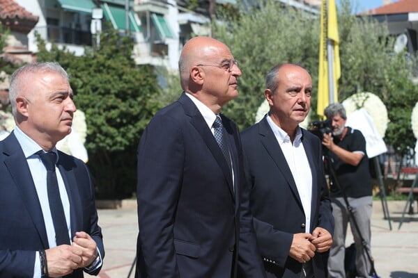 Κηδεία Απόστολου Βεσυρόπουλου: Πλήθος κόσμου στο τελευταίο «αντίο»