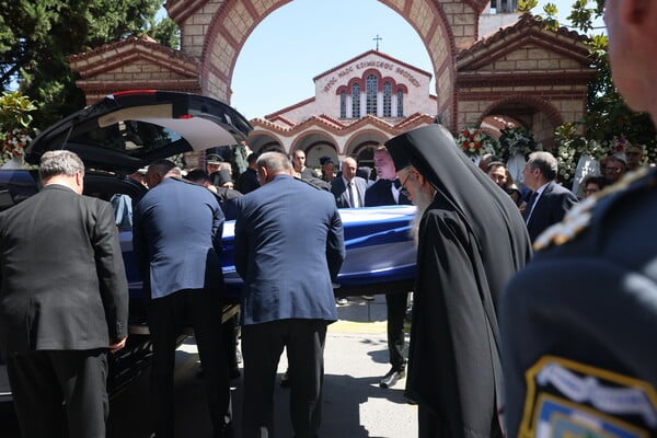 Κηδεία Απόστολου Βεσυρόπουλου: Πλήθος κόσμου στο τελευταίο «αντίο»