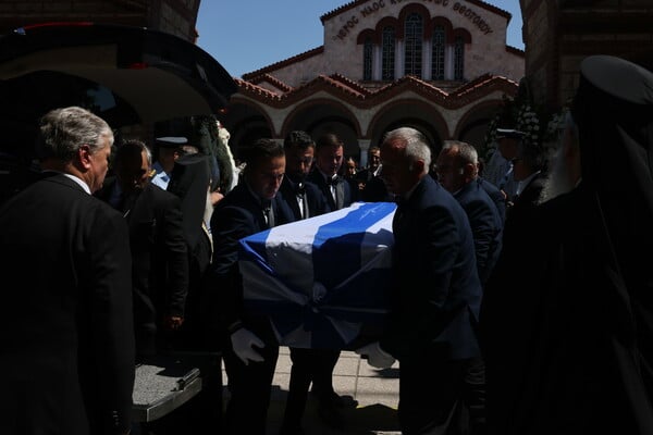 Κηδεία Απόστολου Βεσυρόπουλου: Πλήθος κόσμου στο τελευταίο «αντίο»