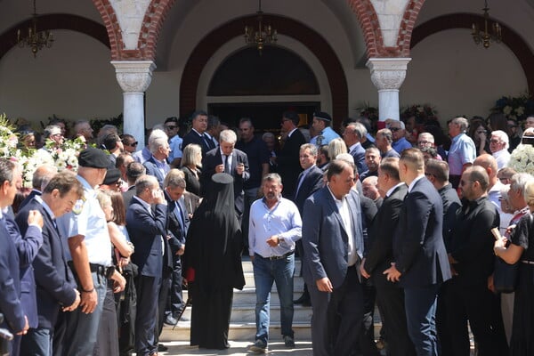 Κηδεία Απόστολου Βεσυρόπουλου: Πλήθος κόσμου στο τελευταίο «αντίο»
