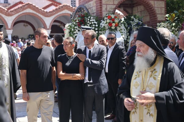 Κηδεία Απόστολου Βεσυρόπουλου: Πλήθος κόσμου στο τελευταίο «αντίο»