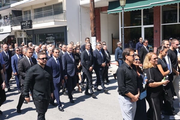 Κηδεία Απόστολου Βεσυρόπουλου: Πλήθος κόσμου στο τελευταίο «αντίο»