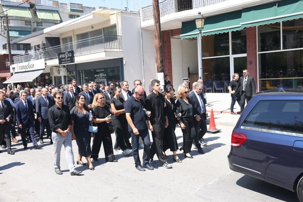 Κηδεία Απόστολου Βεσυρόπουλου: Πλήθος κόσμου στο τελευταίο «αντίο»