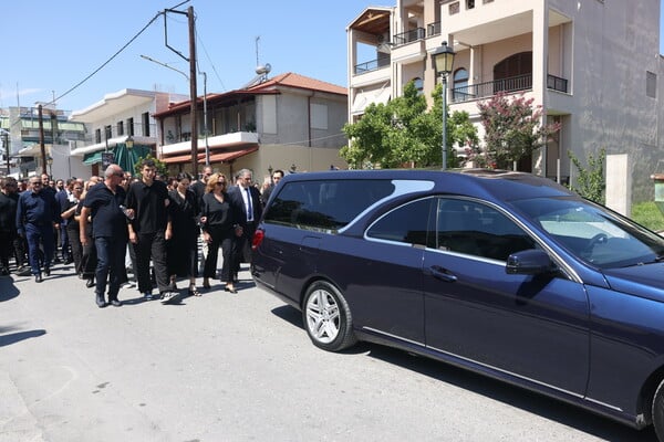 Κηδεία Απόστολου Βεσυρόπουλου: Πλήθος κόσμου στο τελευταίο «αντίο»
