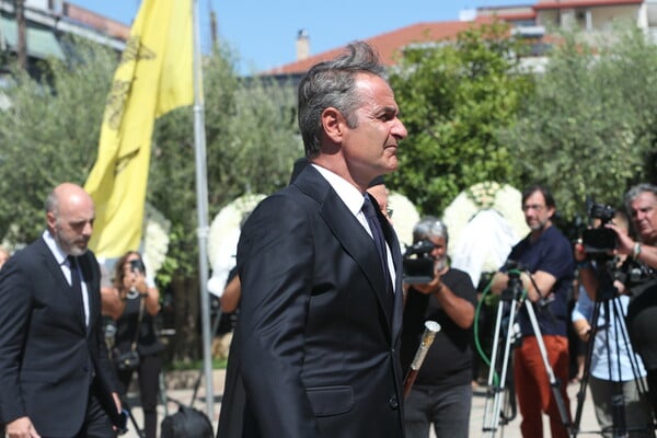 Κηδεία Απόστολου Βεσυρόπουλου: Πλήθος κόσμου στο τελευταίο «αντίο»