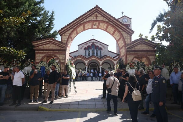 Κηδεία Απόστολου Βεσυρόπουλου: Πλήθος κόσμου στο τελευταίο «αντίο»