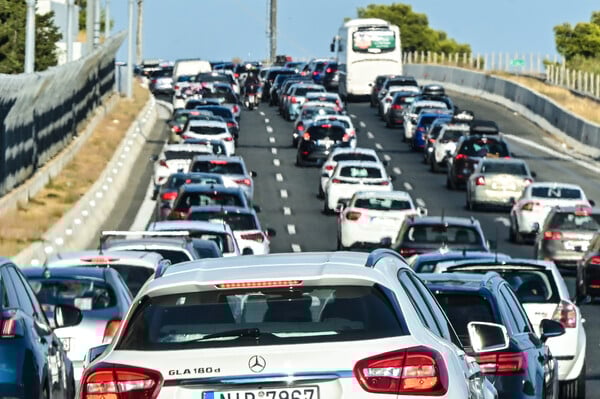 Σε εξέλιξη η μεγάλη επιστροφή των αδειούχων του Αυγούστου στην Αττική - Πού σημειώνεται αυξημένη κίνηση