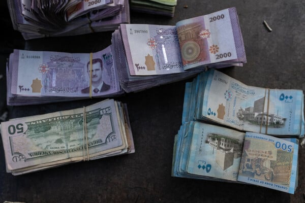 Συρία: Καταργούνται δύο μηδενικά από τη λίρα – Νέα χαρτονομίσματα για να σωθεί η οικονομία