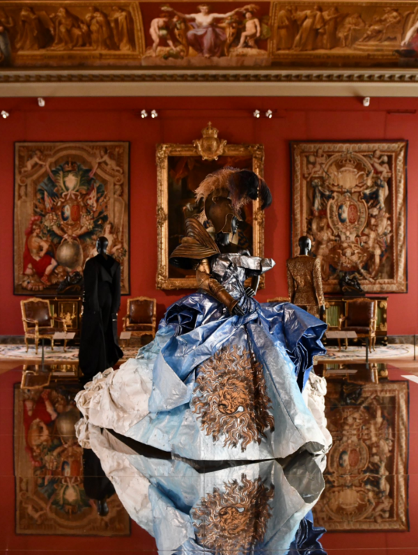 «Louvre Couture»: Ρεκόρ επισκεψιμότητας για την πρώτη έκθεση υψηλής ραπτικής του Μουσείου του Λούβρου