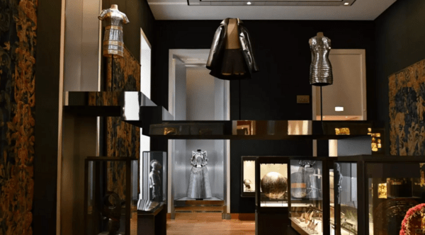 «Louvre Couture»: Ρεκόρ επισκεψιμότητας για την πρώτη έκθεση υψηλής ραπτικής του Μουσείου του Λούβρου