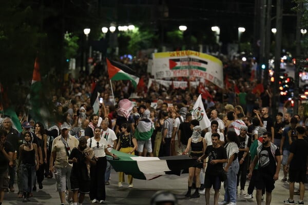Πορεία υπέρ της Παλαιστίνης στην Αθήνα: Φωτοβολίδες έξω από την πρεσβεία του Ισραήλ