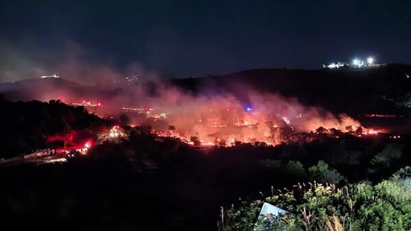 Σαλαμίνα: Υπό έλεγχο η φωτιά στο Βρωμοπούσι - Φέρεται να ξεκίνησε από βεγγαλικά