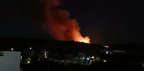 Σαλαμίνα: Η φωτιά καίει κοντά σε σπίτια - Ήχησε το 112 στην περιοχή