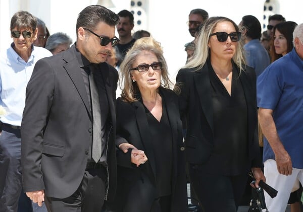 Κηδεία Δημήτρη Κωνσταντάρα: Πλήθος κόσμου στο τελευταίο «αντίο» στον δημοσιογράφο