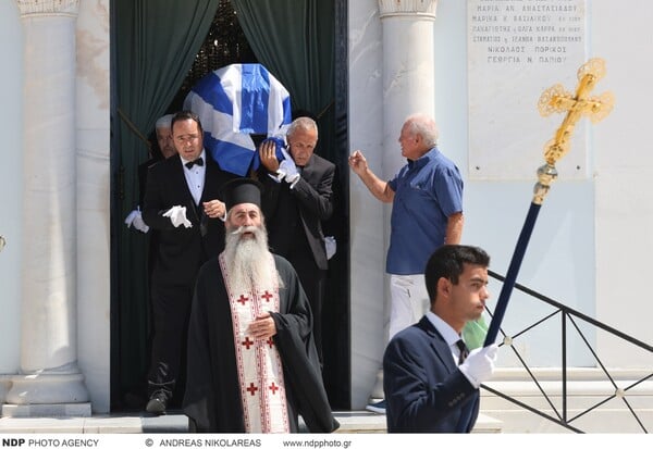 Κηδεία Δημήτρη Κωνσταντάρα: Πλήθος κόσμου στο τελευταίο «αντίο» στον δημοσιογράφο