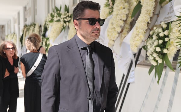 Λάμπρος Κωνσταντάρας: «Ήταν όλοι εκεί για σένα» - Η ανάρτηση μετά την κηδεία του πατέρα του