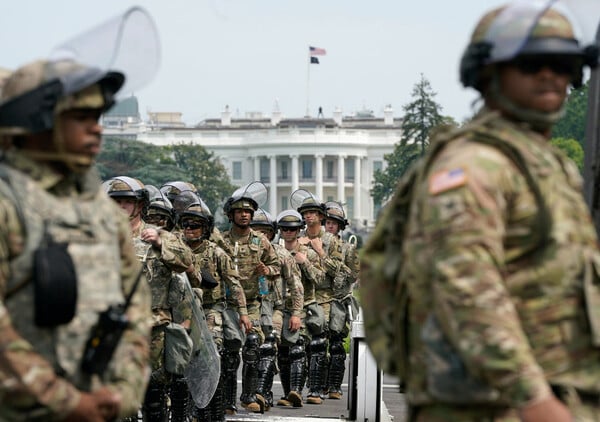 Ο Τραμπ γεμίζει την Ουάσιγκτον στρατό και FBI: Πόσο μειώθηκε η εγκληματικότητα;
