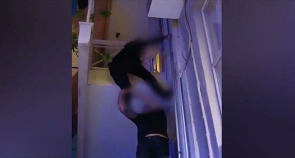 Καμίνια: Ποινή φυλάκισης στην 19χρονη που άφησε τον ανήλικο αδελφό της στο μπαλκόνι