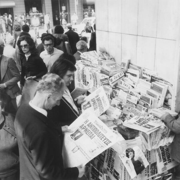 Ο Νίκος Φλώρος είναι ο τελευταίος φωτορεπόρτερ μιας άλλης Αθήνας
