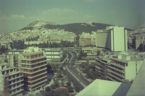 Ο Νίκος Φλώρος είναι ο τελευταίος φωτορεπόρτερ μιας άλλης Αθήνας